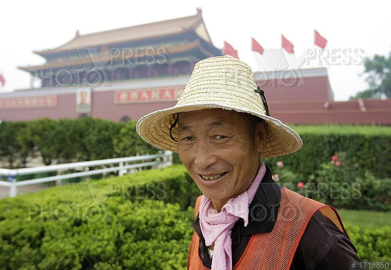戴草帽的中国销售员